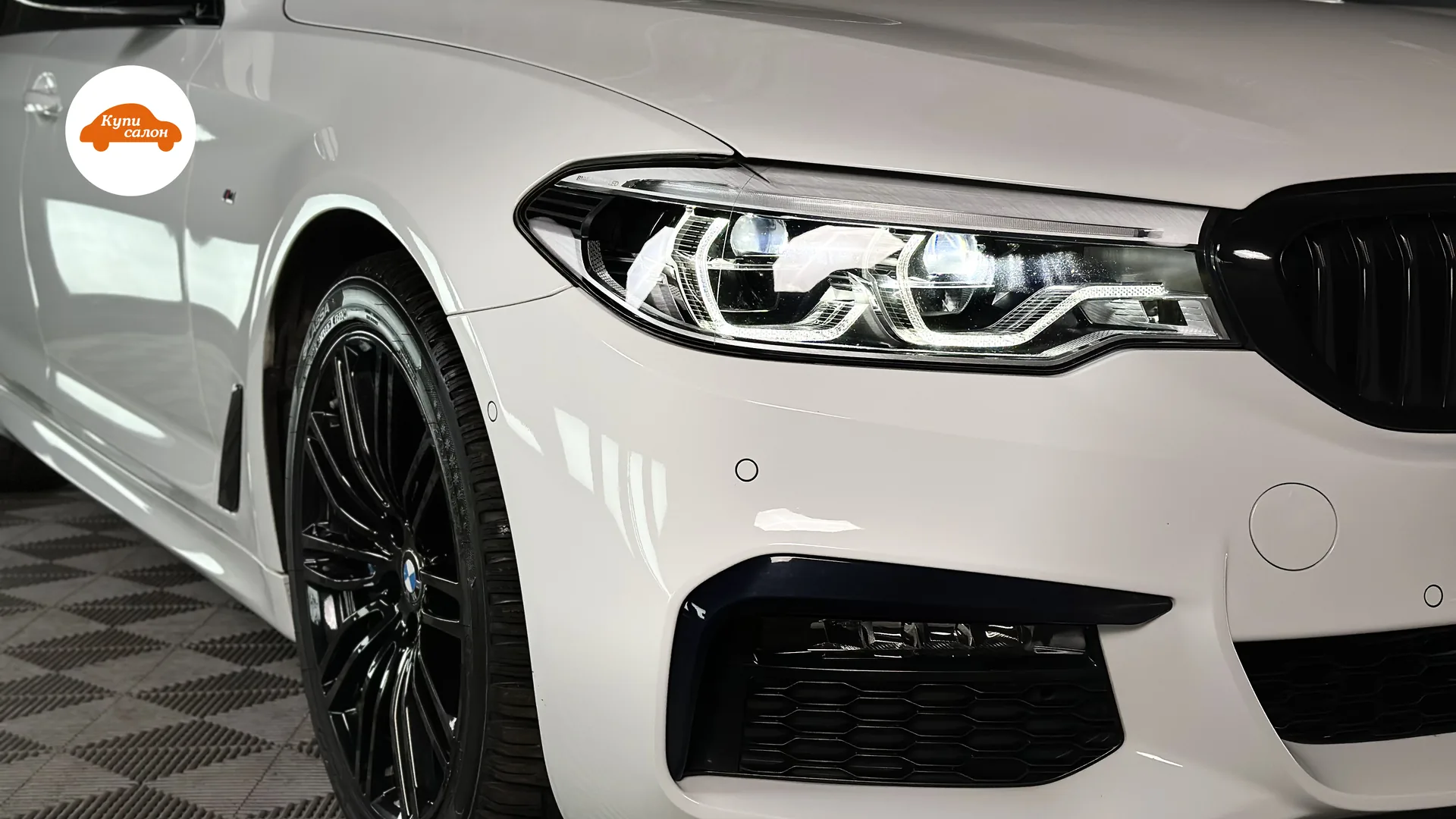 Белый BMW, вид спереди, крупный план фары и бампера, полировка кузова, керамическое покрытие