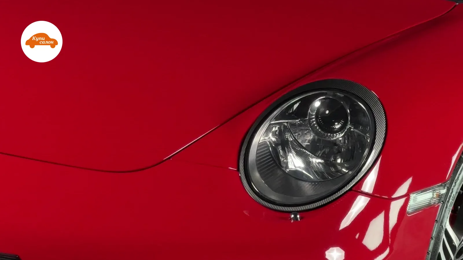 Красный спортивный автомобиль Porsche, вид спереди, полировка кузова, оклейка защитной пленкой фар