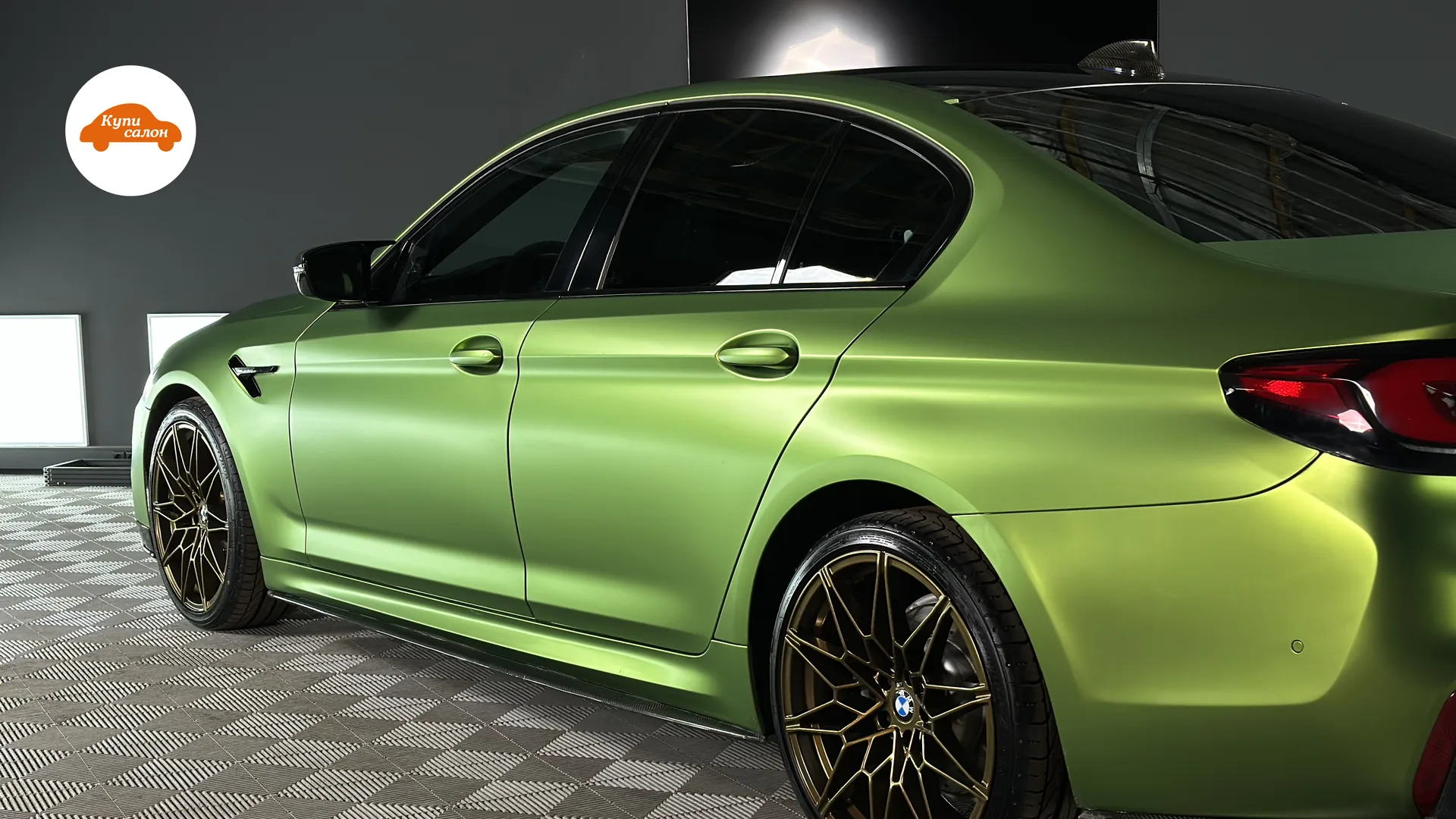 BMW M5, оклеенный матовой зеленой полиуретановой пленкой, вид сбоку