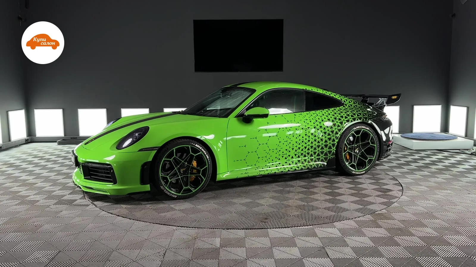 Полная оклейка автомобиля Porsche 911 Gt3 Rs ярко-зеленой пленкой с геометрическим рисунком