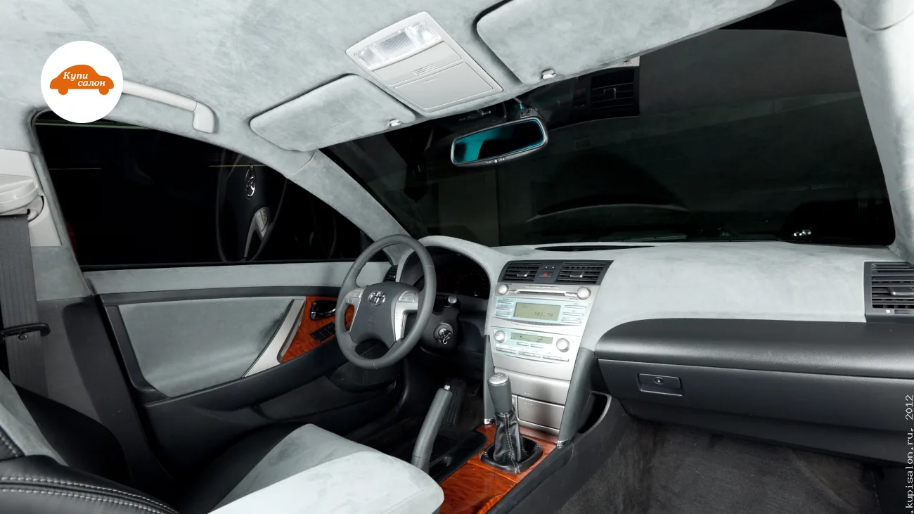 Перетяжка салона Toyota Camry: потолок, стойки, козырьки, торпедо, дверные карты, сиденья, руль в серую алькантару и черную кожу.