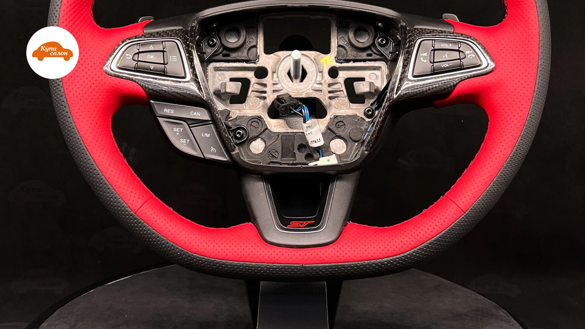 Перетяжка руля Ford ST в красную и черную перфорированную кожу с карбоновыми вставками