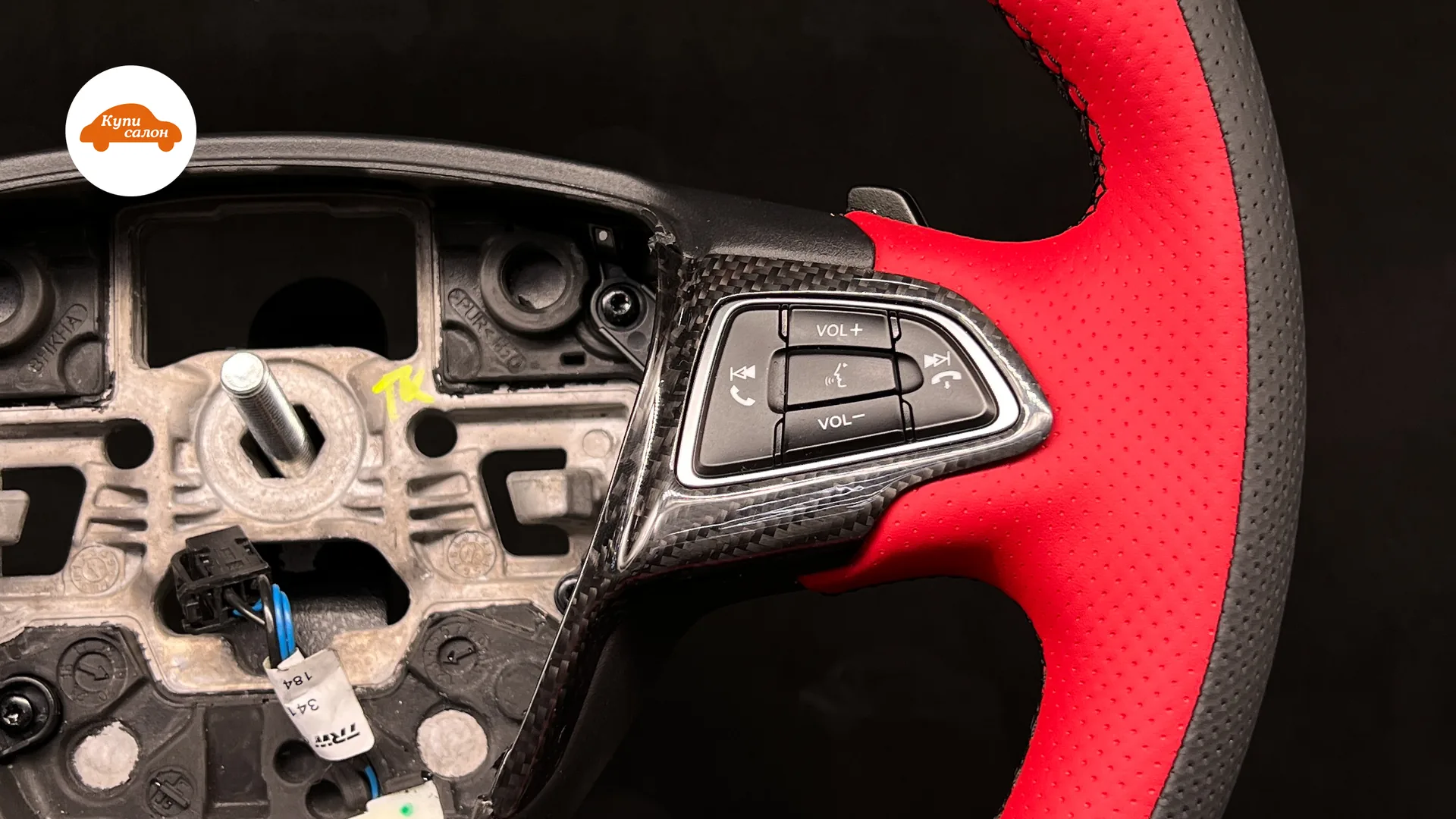 Перетяжка руля Ford Focus ST в красную и черную перфорированную кожу с карбоновыми вставками