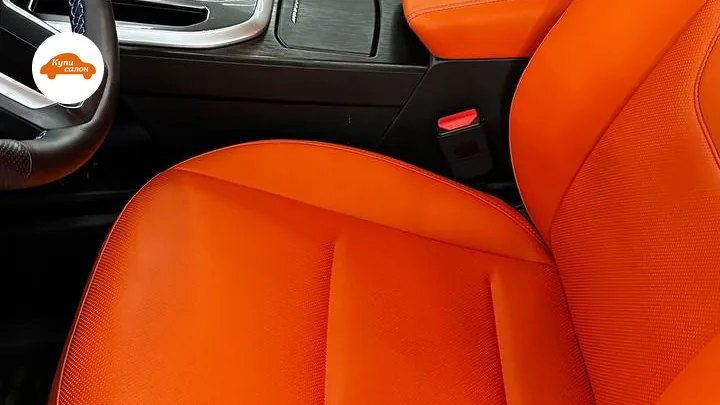 Перетяжка сидений Haval в оранжевую кожу с черными вставками и синей строчкой на руле