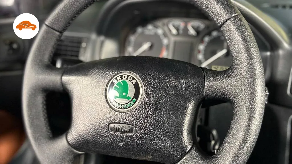 Перетяжка руля Skoda черной кожей с декоративной строчкой