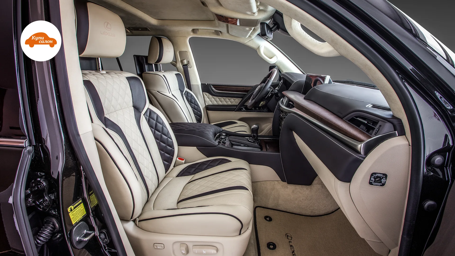 Перетяжка салона Lexus LX: сиденья, подголовники, потолок, стойки, центральный подлокотник, дверные карты в бежевой и черной коже с ромбовидной прострочкой и пе