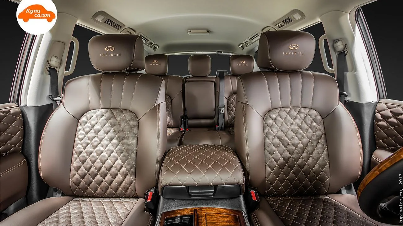 Перетяжка салона Infiniti: сиденья, подголовники и центральный подлокотник коричневой кожей с ромбовидной строчкой и перфорацией