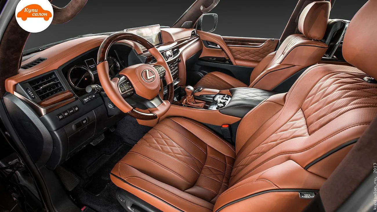 Перетяжка салона Lexus коричневой кожей с ромбовидной прострочкой и деревянными элементами на руле и торпедо.